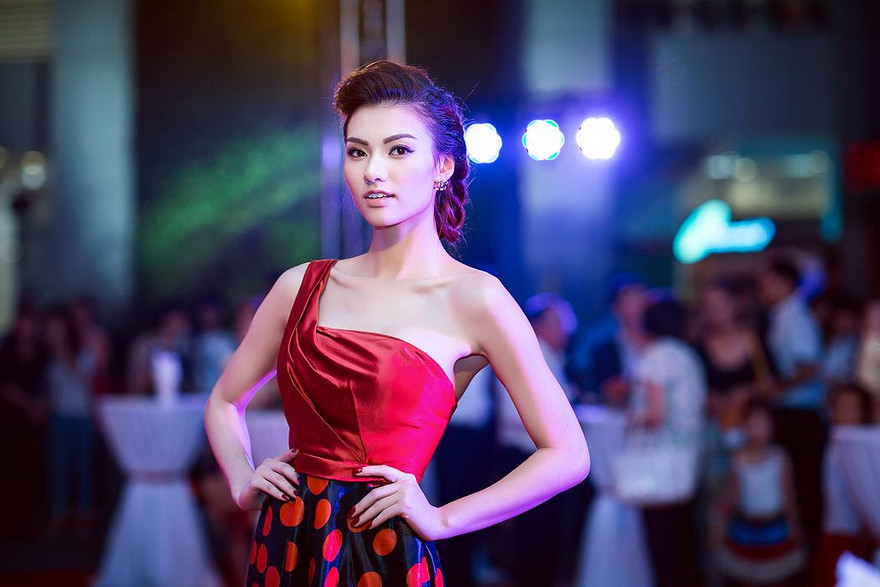 Hồng Quế kiêu sa với váy lệch vai khi dự sự kiện.