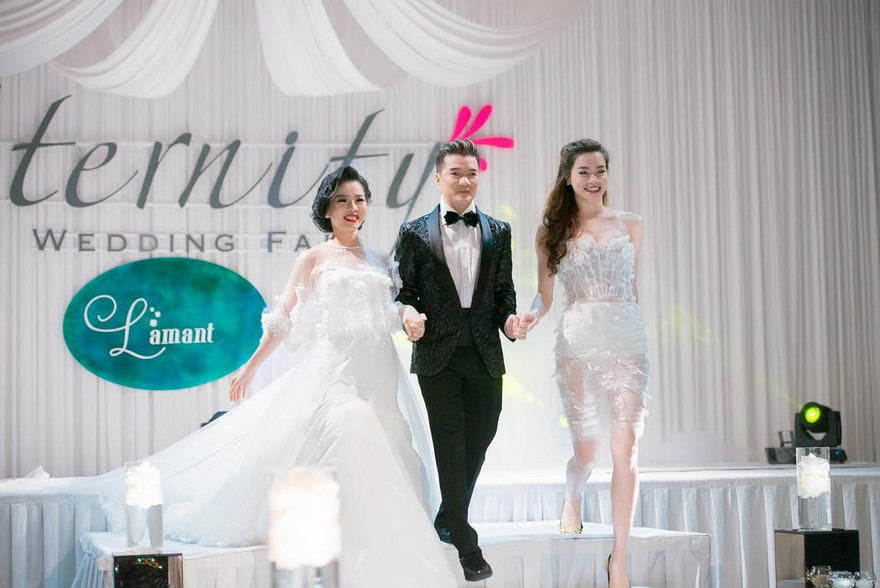 Hà Hồ, Lệ Quyên mặc váy cưới trình diễn trên sân khấu.