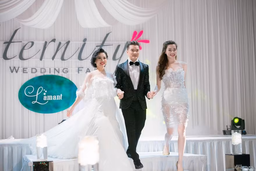 Hà Hồ, Lệ Quyên mặc váy cưới trình diễn trên sân khấu.