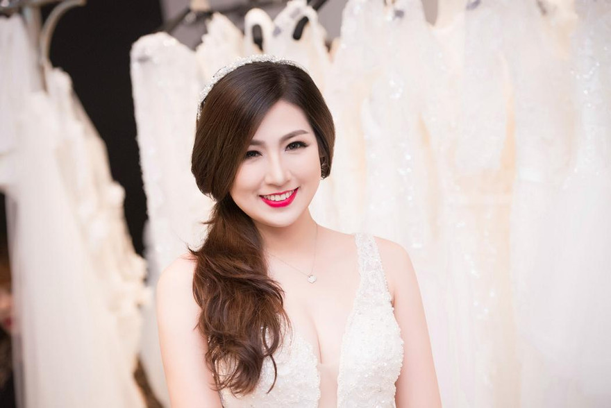Á hậu Tú Anh quyến rũ, kiêu sa với váy cưới.