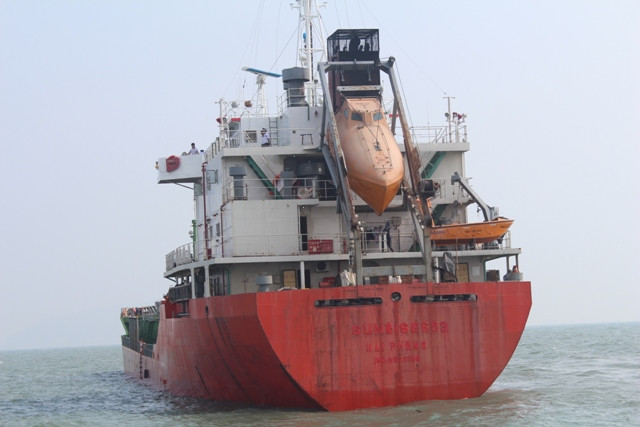 Đến 5h sáng nay, tàu Sunrise đã được tàu Cảnh sát biển lai dắt về đến vị trí phao số 0 sớm hơn dự kiến. Ảnh Cảnh sát biển