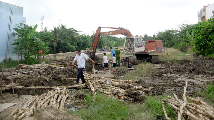 Hiện trường vụ tai nạn làm một công nhân chết tại chổ. 