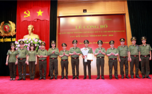 Thứ trưởng Nguyễn Văn Thành trao quyết định và chúc mừng Đảng bộ Cục Đối ngoại nhiệm kỳ 2018 - 2020; chúc mừng các đồng chí được chỉ định tham gia Ban Thường vụ Đảng ủy. Ảnh Mps.gov.v