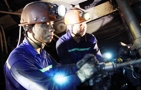 Nguyễn Xuân Trường (bên trái) là một trong 20 gương mặt lọt vào vòng bình chọn