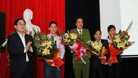 Nhà báo Lê Xuân Sơn, Tổng Biên tập báo Tiền Phong, Giám đốc Qũy Hỗ trợ tài năng trẻ Việt Nam (ngoài cùng, bên trái) tặng hoa cho các đề cử Gương mặt trẻ tiêu biểu 2013 tại buổi giao lưu giữa các đề cử và bạn đọc báo Tiền Phong. Ảnh: Như Ý