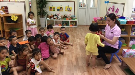 Bé gái bị ngã từ tầng 2 (áo vàng) đã đi học bình thường trở lại. Ảnh: ĐH