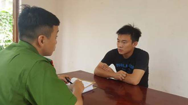  Đối tượng Linh (bìa phải) tại cơ quan Công an *ảnh: N.