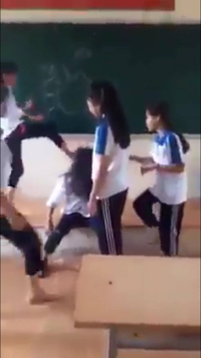 Tin hot giáo dục: Nữ sinh bị đánh dã man, lột áo trong lớp