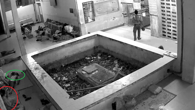 Người phụ nữ (vòng đỏ) ngồi canh “con mồi” (vòng xanh) đang chuẩn bị chìm vào giấc ngủ khi uống cà phê đã bỏ thuốc mê. Ảnh trích xuất từ camera an ninh Bệnh viện Chợ Rẫy TPHCM