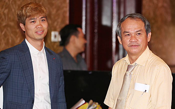 Công Phượng và bầu Đức trong lễ ký hợp đồng hôm nay. Ảnh: Vnexpress