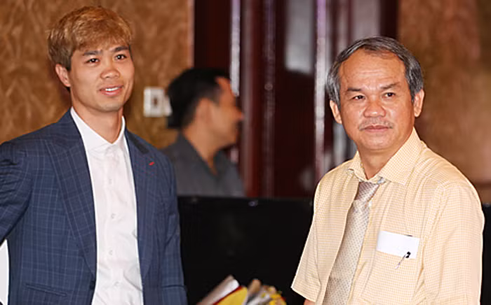 Công Phượng và bầu Đức trong lễ ký hợp đồng hôm nay. Ảnh: Vnexpress