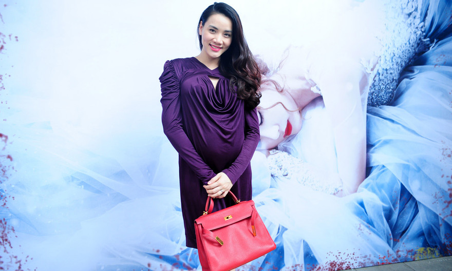 Trang Nhung 'vác' bụng bầu tới mừng Ngân Khánh ra mắt MV 'Người tạo giấc mơ'.