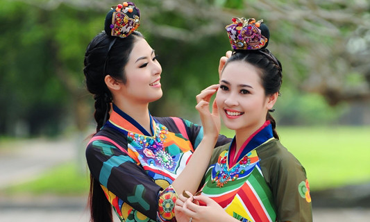 Ngọc Hân, Tôn Nữ Na Uy khoe sắc với áo dài