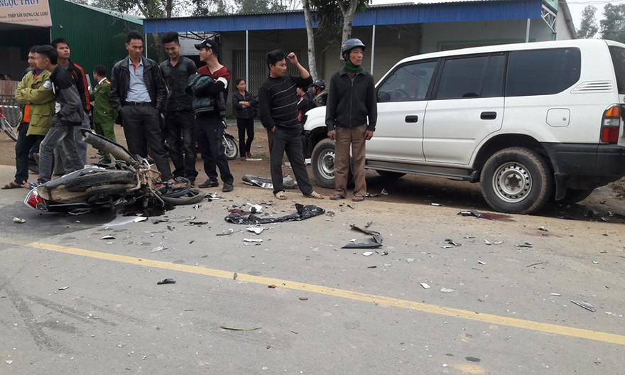 Hiện trường vụ tai nạn làm ba thanh niên tử vong tại chỗ.