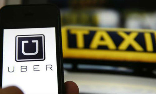 Cuộc cạnh tranh giữa taxi truyền thống và Uber, Grab ngày càng khốc liệt.