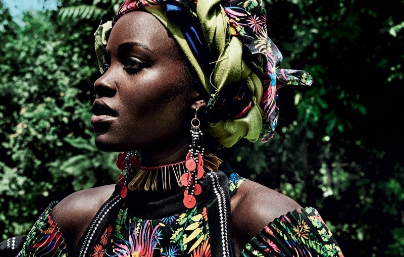 Bộ ảnh được chụp ngay chính trên quê hương Kenya và có sự tham gia của bà ngoại của cô.