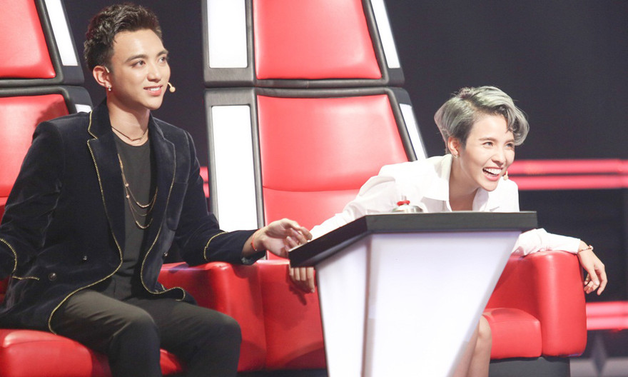 Các huấn luyện viên náo loạn trước sự xuất hiện của dàn 'thiên thần nhí' trong tập 1.