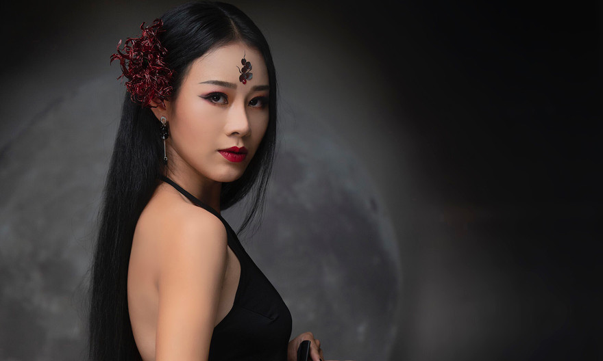 Tạo hình của Hoa Trần trong MV 'Ai nỡ'.