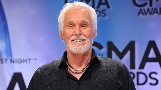Huyền thoại âm nhạc Kenny Rogers qua đời ở tuổi 81. 