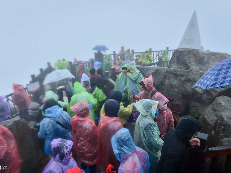 Dù cái lạnh tới âm 4 độ C cũng không cản trở được người dân lên đỉnh Fansipan để ngắm tuyết rơi. Ảnh: zing,vn