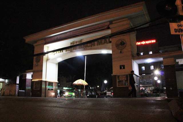 Tại Bệnh viện Bạch Mai (Hà Nội) vào đêm 30/12, nhiều người nhà bệnh nhân nằm co ro tại các ghế đá, dọc theo hành lang của bệnh viện trong cái rét dưới 10 độ C trong đêm.