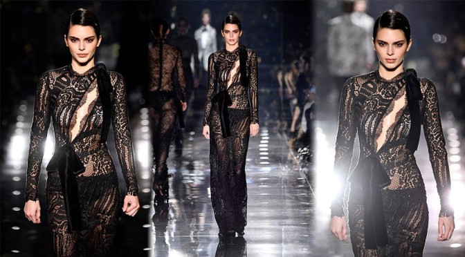 'Chân dài đắt giá nhất thế giới' mặc xuyên thấu, xẻ ngực sexy trên sàn catwalk 