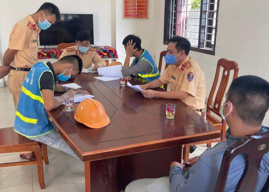 Làm việc với lực lượng CSGT, "quái xế" giải thích bịt mắt lái xe để cho... ngầu