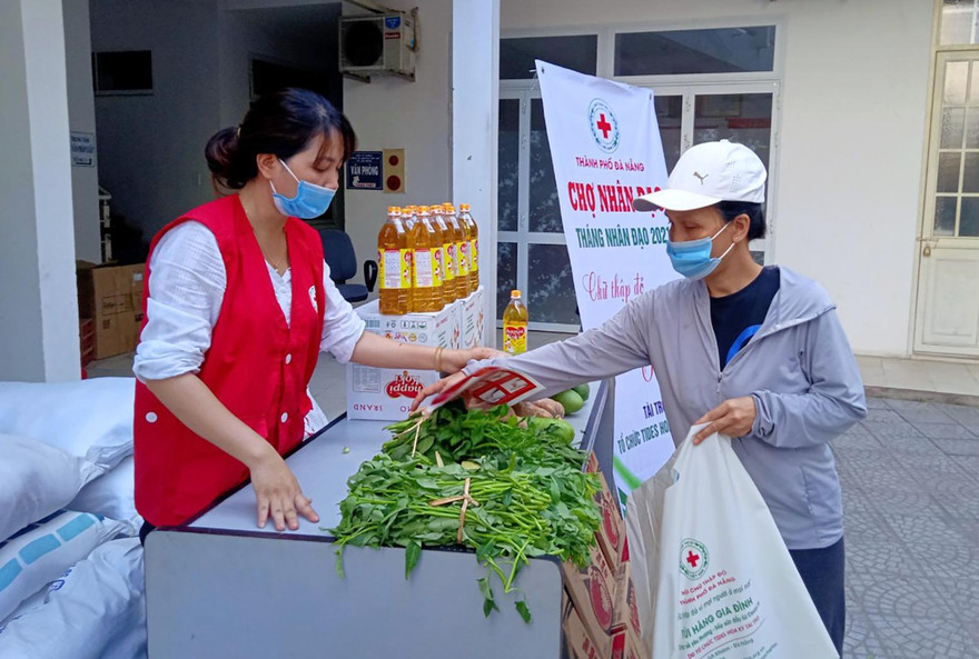 Những phiếu đi chợ trị giá 500 nghìn đồng giúp hàng trăm hộ có hoàn cảnh khó khăn, chịu ảnh hưởng bởi dịch bệnh COVID–19 tại Đà Nẵng mua sắm thực phẩm, nhu yếu phẩm tại Chợ Nhân đạo