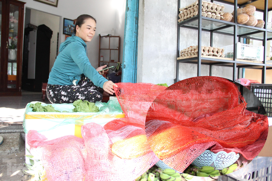 Mùi hôi thối từ khu bể chứa nước thải của Công ty Dệt may 29/3 khiến ruồi nhặng kéo đến, bám đầy lên thực phẩm, vật dụng...