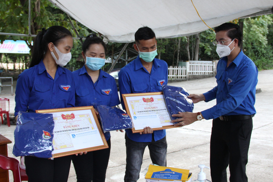 Đà Nẵng tuyên dương 19 đội hình thanh niên xung kích chống dịch COVID-19. Ảnh: Giang Thanh