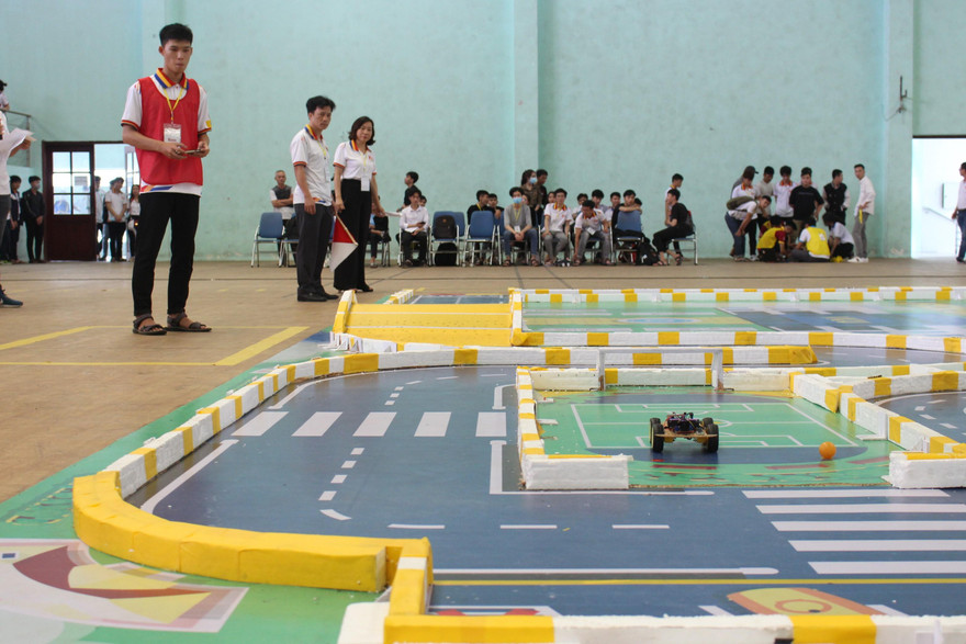 Robot của đội Bees (ĐH CNTT & Truyền thông Việt - Hàn) thể hiện tốc độ và sự ổn định qua từng vòng thi và giành quán quân Cuộc thi Sáng tạo RoboCar 2021. Ảnh: G.T 