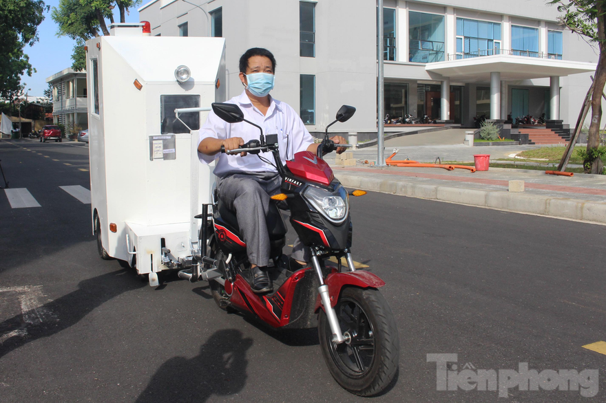 Cabin được thiết kế với cơ chế như một phòng áp lực âm di động để di chuyển bệnh nhân COVID-19, bệnh nhân là F1 hoặc các bệnh nhân nghi mắc COVID-19 trong bệnh viện nhằm đảm bảo không phát tán virus ra không khí. Ảnh: Giang Thanh