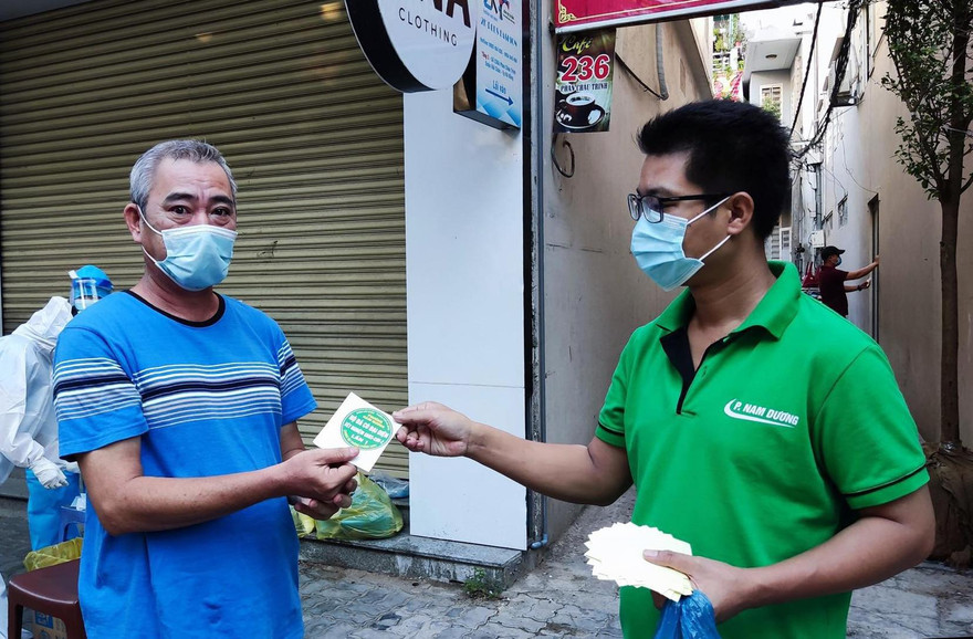 Tại điểm lấy mẫu, logo xác nhận "Hộ có đại diện xét nghiệm COVID-19" sẽ được phát cho người dân để họ tự dán trước nhà, giúp các tổ dân phố dễ dàng rà soát danh sách hộ đã xét nghiệm