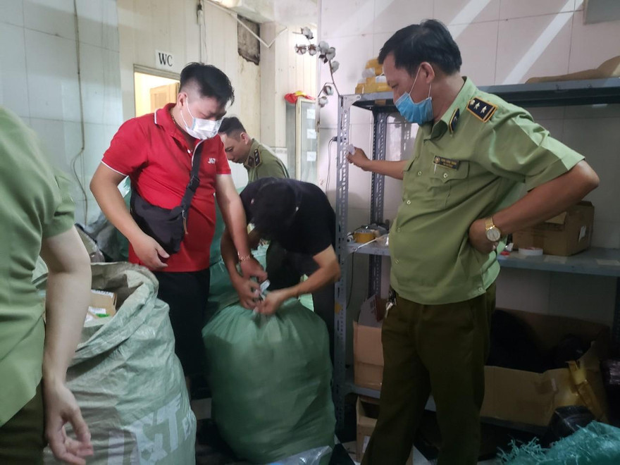 Khi kiểm tra đột xuất 2 cửa hàng kinh doanh mỹ phẩm và một công ty vận chuyển hàng hóa trên địa bàn, Cục Quản lý thị trường TP Đà Nẵng phát hiện 4.446 sản phẩm nghi giả mạo các nhãn hiệu nổi tiếng như Nike, Adidas, Chanel…