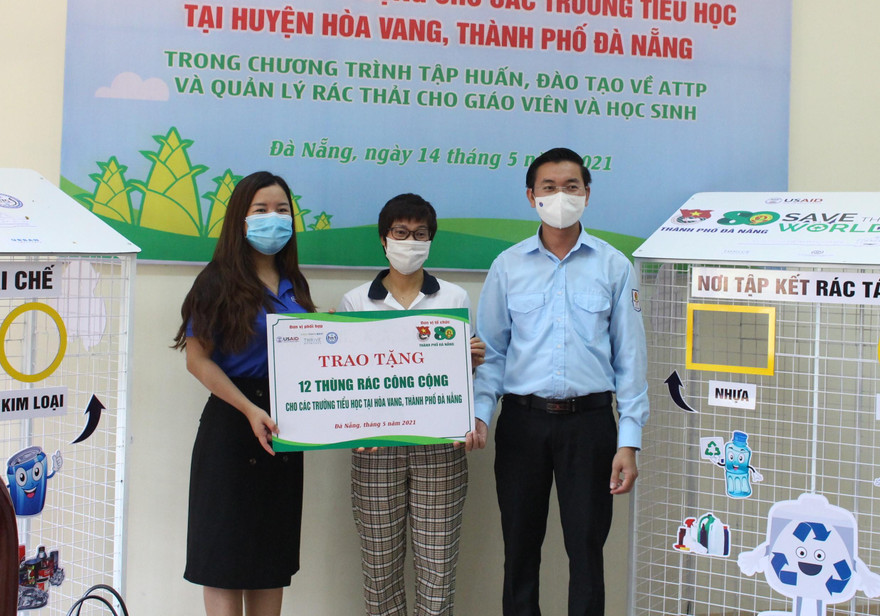 Thành Đoàn - Hội đồng Đội TP Đà Nẵng trao tặng huyện Hòa Vang 12 "Nhà phân loại rác" nhằm nâng cao nhận thức về phân loại rác cho học sinh. Ảnh: G.T