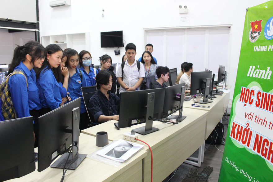 Tham gia hành trình chuyến xe khởi nghiệp, các bạn học sinh THPT sẽ được trải nghiệm các không gian nghiên cứu khoa học, khởi nghiệp đổi mới sáng tạo tại các trường ĐH, CĐ trên địa bàn. Ảnh: Giang Thanh