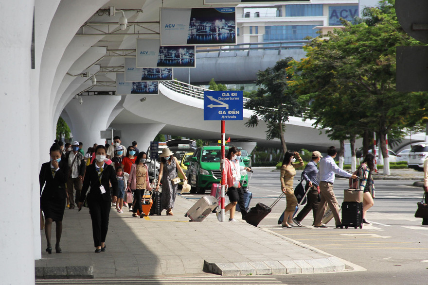 Hàng ngàn du khách đổ về Đà Nẵng để bắt đầu kì nghỉ lễ kéo dài 4 ngày, trước tình hình dịch bệnh đang diễn biến phức tạp, sân bay, nhà ga, các điểm vui chơi, du lịch ở Đà Nẵng siết chặt phòng dịch, nhắc nhở du khách đeo khẩu trang để đảm bảo an toàn.