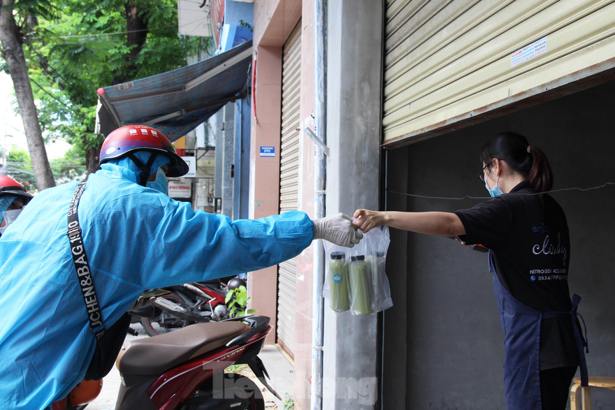 Dù được phép mở cửa phục vụ bán mang về nhưng nhiều nhà hàng, quán ăn vẫn không mặn mà với việc kinh doanh trở lại. Ảnh: Giang Thanh