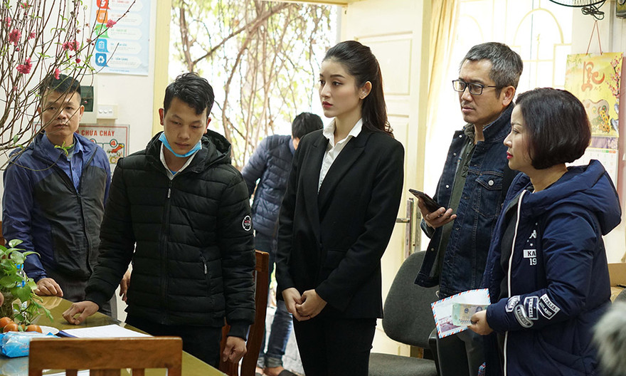 Á hậu Huyền My cùng mẹ đi phát cơm, tặng quà Tết cho bệnh nhi 