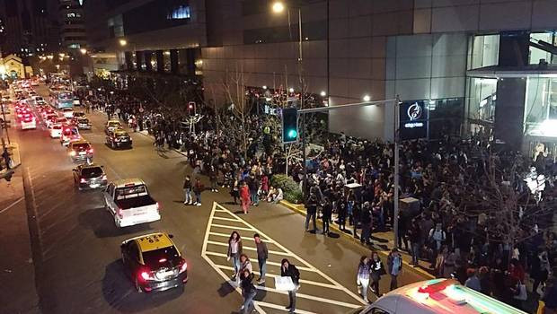 Người dân thành phố Coquimbo, Chile chạy ra đường sau trận động đất. Ảnh: 24horas