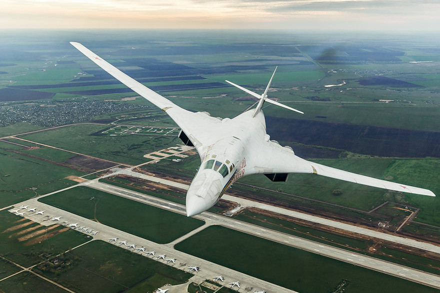 Máy bay ném bom hạng nặng Tu-160 của Không quân Nga. Ảnh: RT