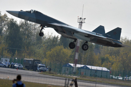 Chiến đấu cơ thế hệ năm T-50 của Nga tại triển lãm MAKS-2015. Ảnh: Kommersant
