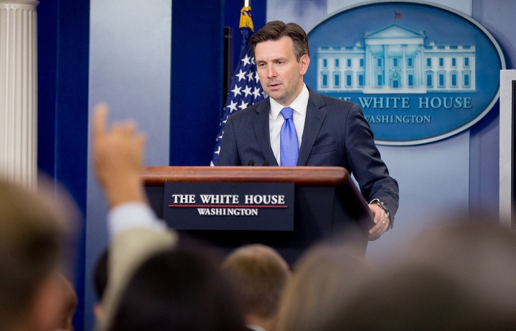 Phát ngôn viên Nhà Trắng, ông Josh Ernest. Ảnh: AP