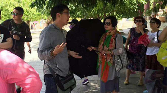 Hình ảnh một HDV Trung Quốc đang hướng dẫn du khách trên địa bàn TP Đà Nẵng với nội dụng không chính xác, xuyên tạc được HDV Việt Nam nói tiếng Trung ghi lại. Ảnh HDV cung cấp