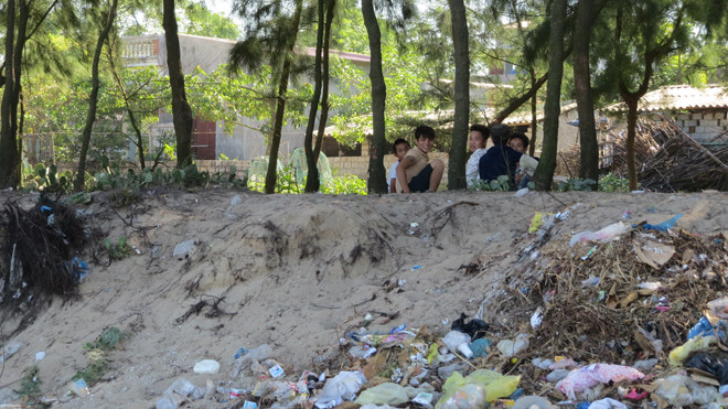 Bờ biển Quảng Nham bị sạt lở, xâm thực sát nơi người dân sinh sống.