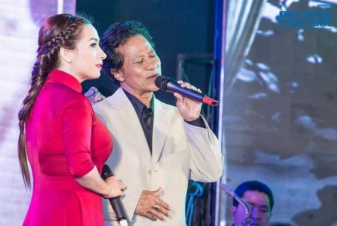 Chế Linh và Phi Nhung trên sân khấu.