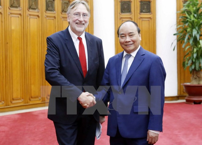 Thủ tướng Nguyễn Xuân Phúc tiếp ông Bernd Lange Chủ tịch Ủy ban Thương mại Quốc tế thuộc Nghị viện châu Âu. (Ảnh: Văn Điệp/TTXVN)