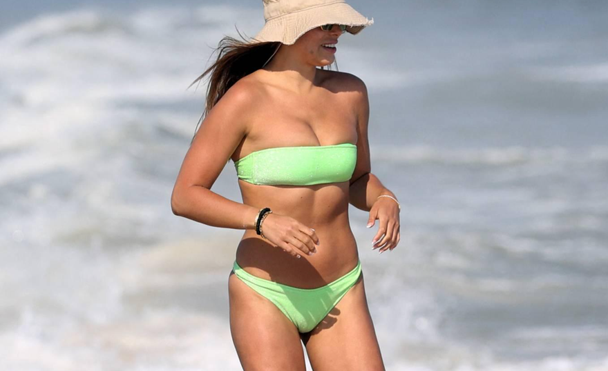 Mẫu áo tắm 9x nảy nở cực gợi cảm ở biển