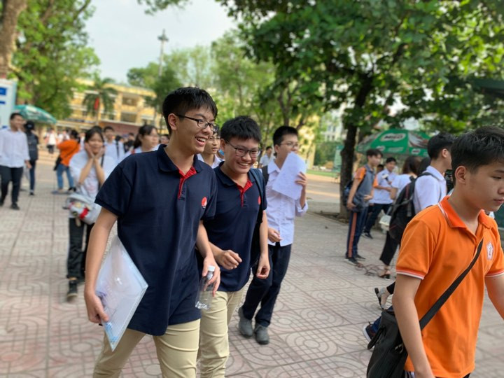 Thí sinh rạng rỡ khi ra khỏi phòng thi môn Toán chiều 2/6. Ảnh: Đỗ Hợp