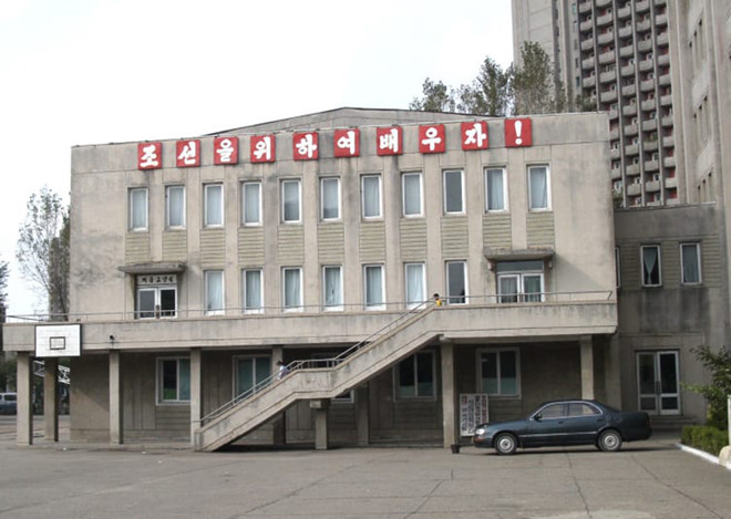 Triều Tiên thực hiện phổ cập giáo dục và chính phủ hỗ trợ học phí. Tỷ lệ biết chữ của người từ 15 tuổi trở lên đạt hơn 99%. Trẻ em trải qua một năm mẫu giáo, 4 năm tiểu học, 3 năm THCS và 3 năm THPT.